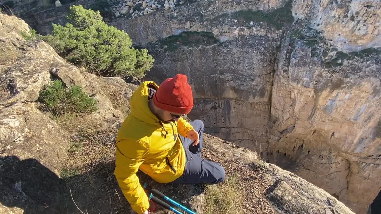 旅行在男子徒步旅行者背包享受风景视频素材