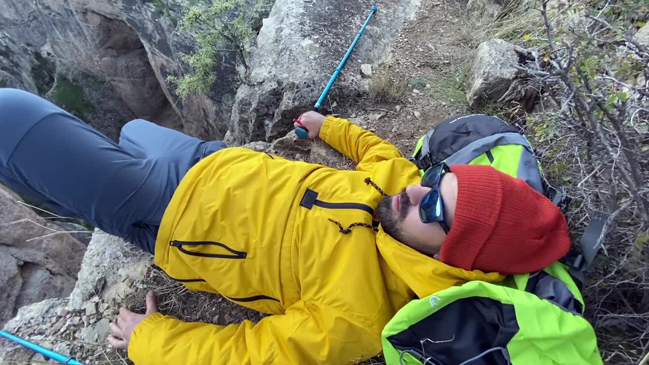 旅行在男子徒步旅行者背包享受风景视频素材