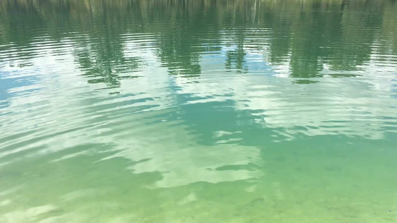 涟漪的湖水视频素材