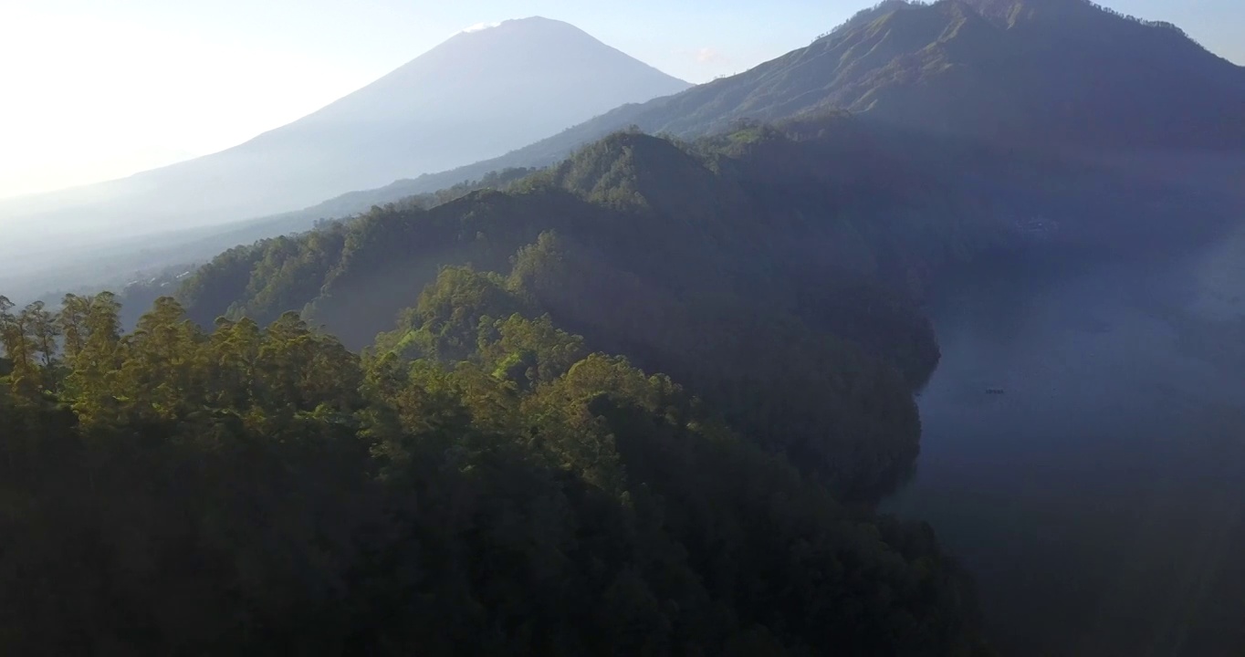 日出，山和海的景色/巴厘岛，印度尼西亚视频素材