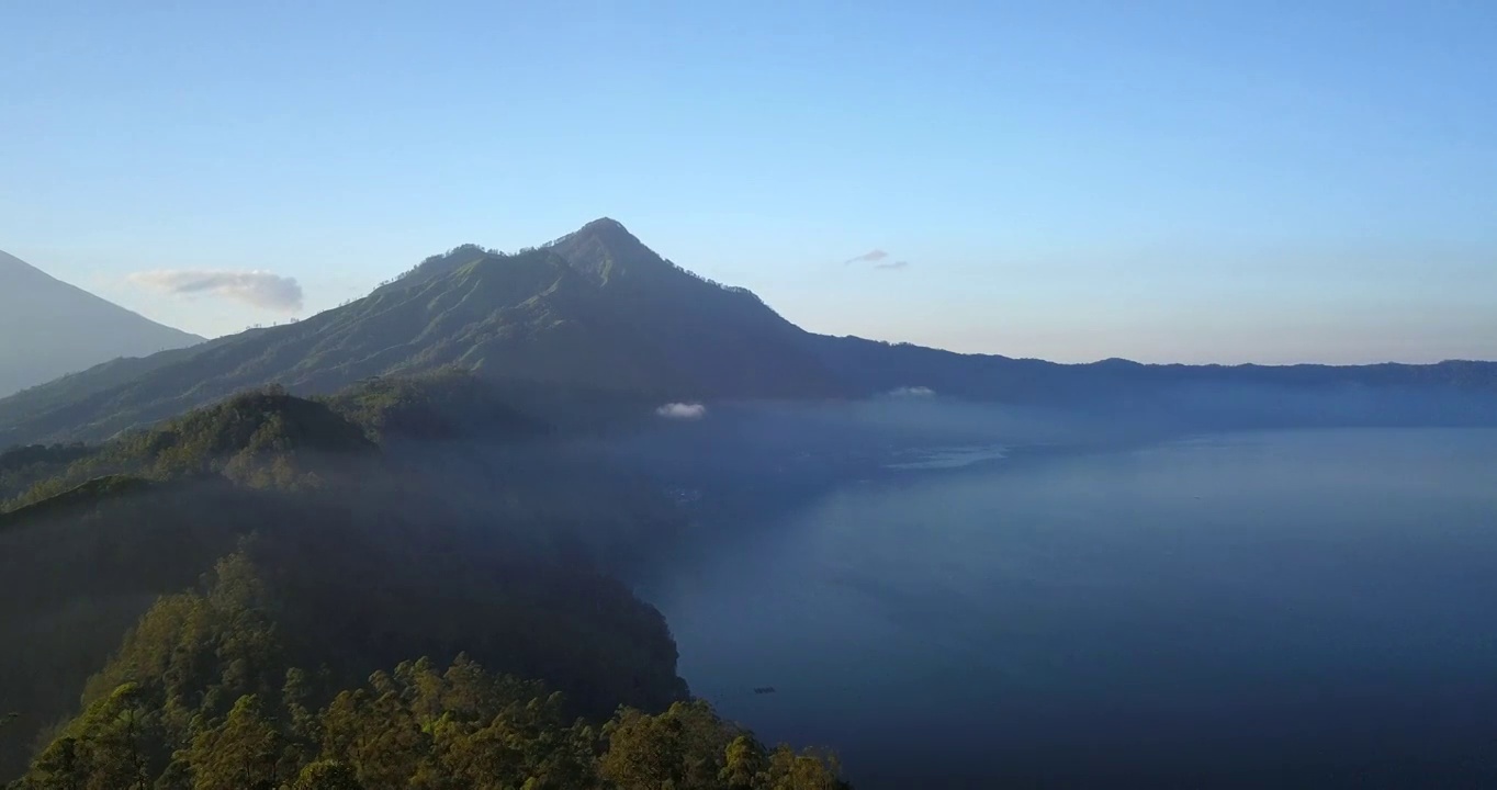 山和海的风景/巴厘岛，印度尼西亚视频素材