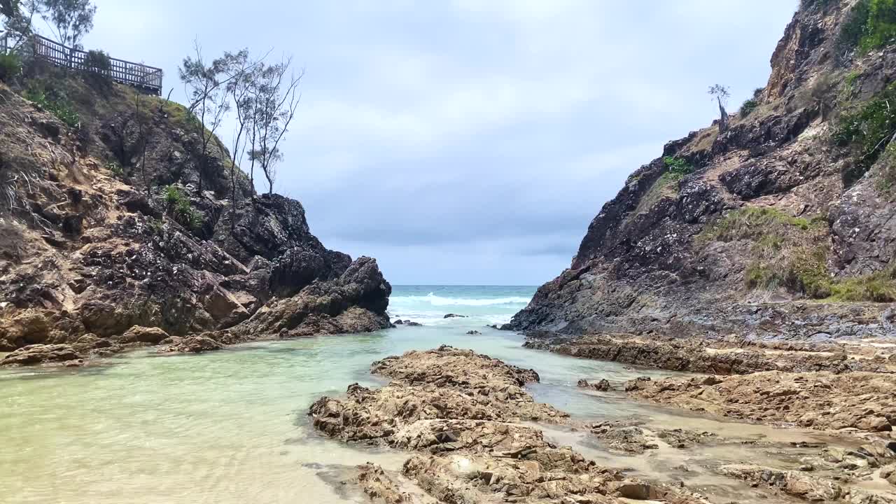 阴天海滩岩石海浪视频素材