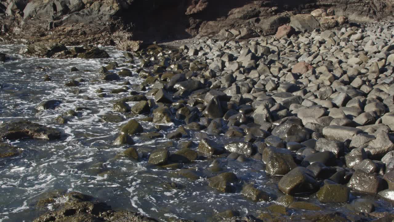 海浪拍打着海滩上的岩石视频素材