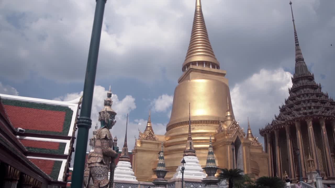 泰国曼谷的大皇宫寺庙。受欢迎的旅游目的地。视频素材