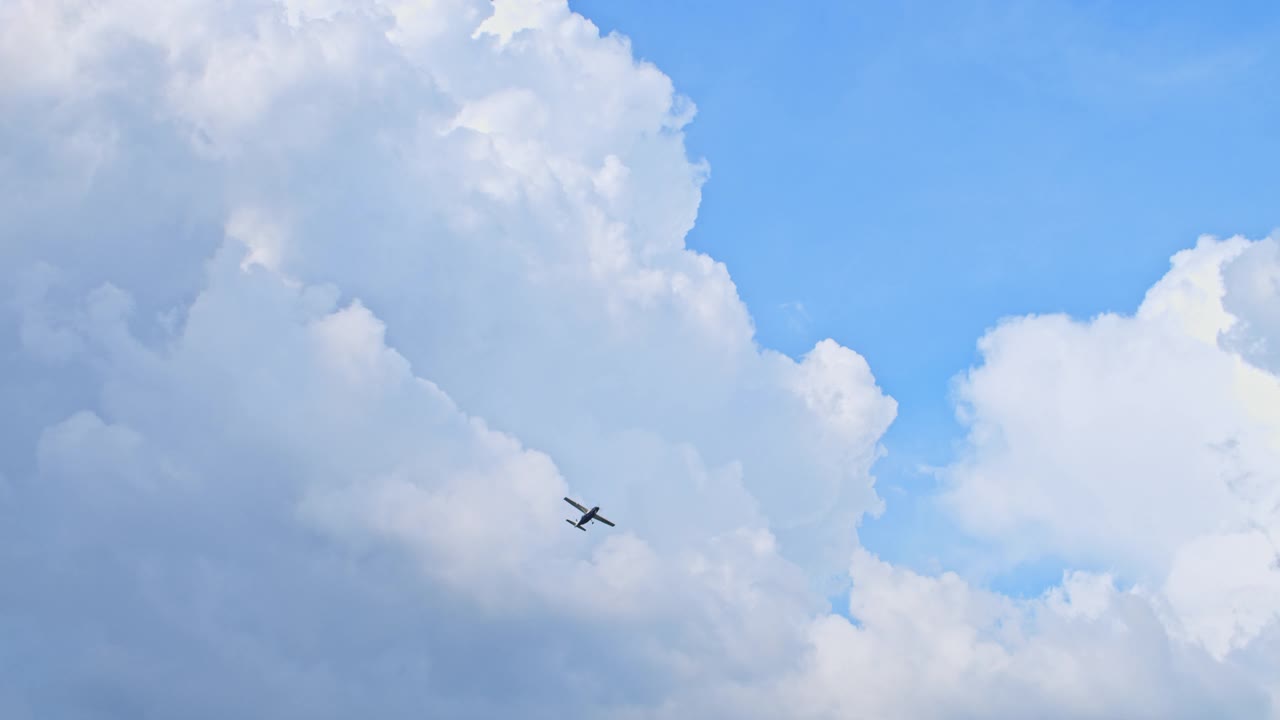 飞机起飞进入天空视频素材