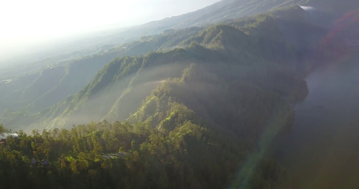 日出，山和海的景色/巴厘岛，印度尼西亚视频素材