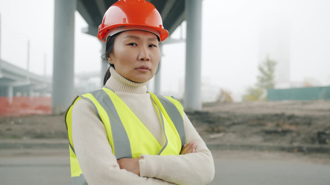 建筑工程女工程师亚洲女士双臂交叉站在建筑区域视频素材