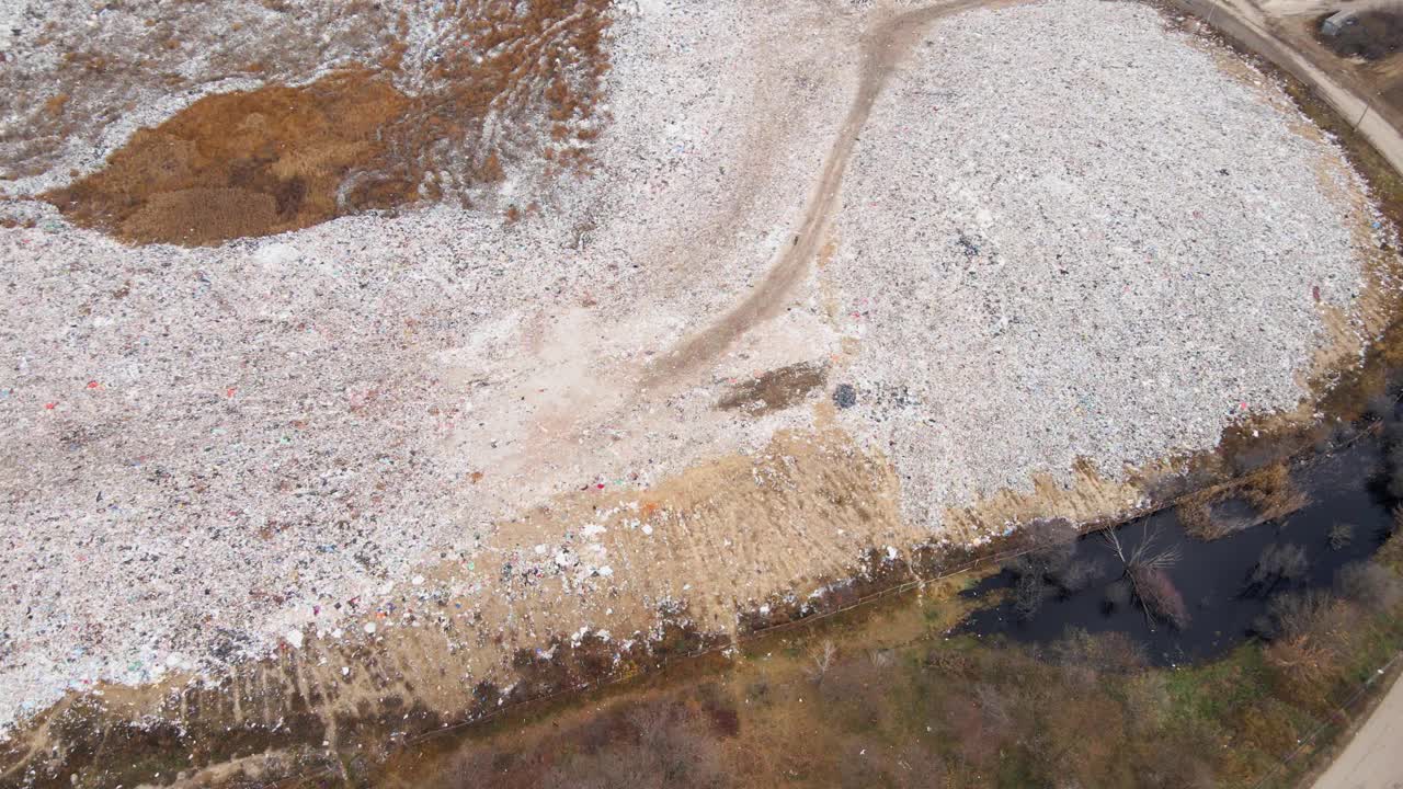 不同类型的大型山地垃圾堆垛的无人机视图视频素材