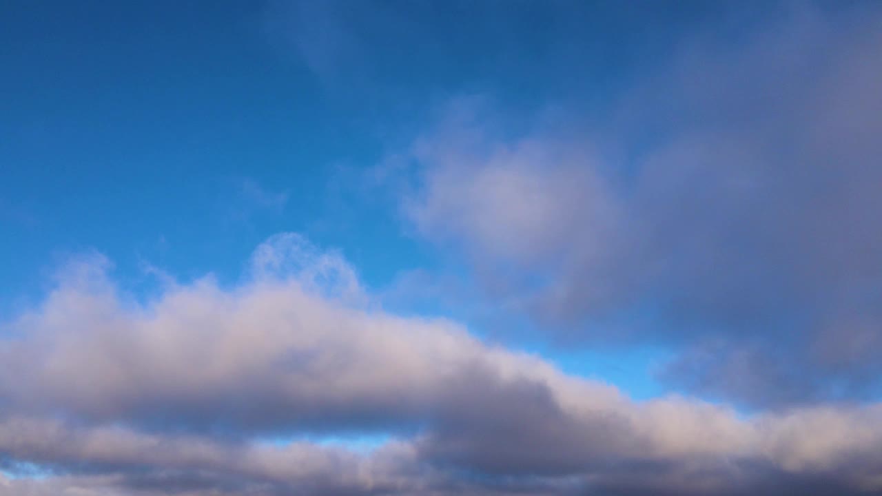 美丽的蓝天与云彩的背景，天空云彩和太阳视频素材