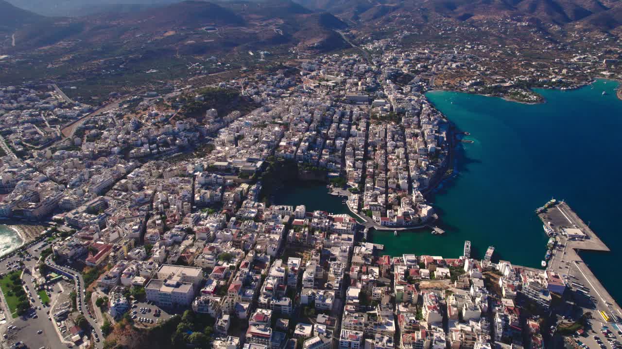 鸟瞰希腊城市Agios Nikolaos。一个美丽的欧洲地中海城市视频素材