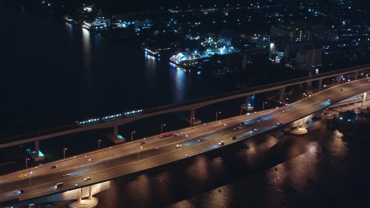 高速公路列车轨道在夜间的高角度视图视频素材