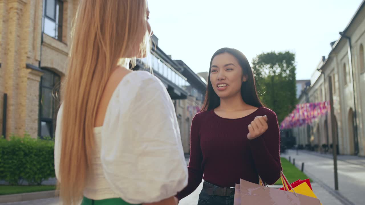 年轻女性向女性朋友致意，友谊交流视频素材