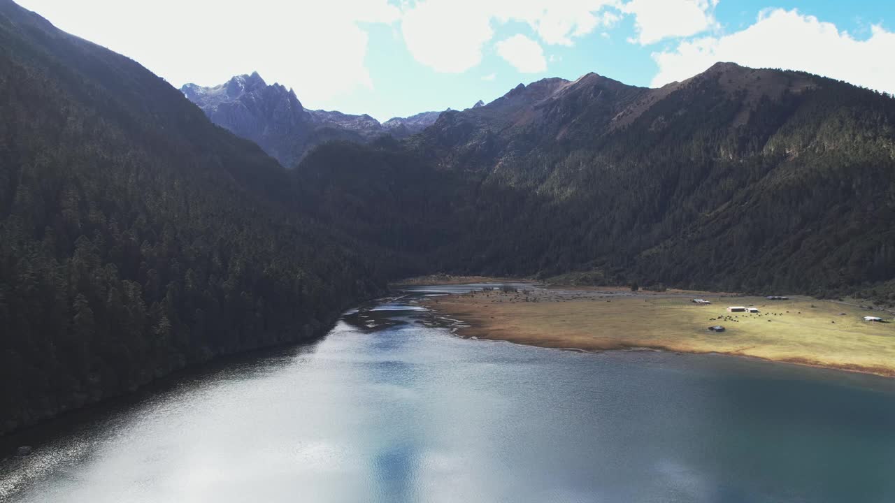 高地湖和山脉的鸟瞰图视频素材