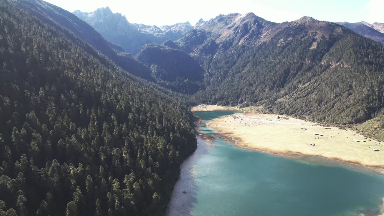 高地湖和山脉的鸟瞰图视频素材