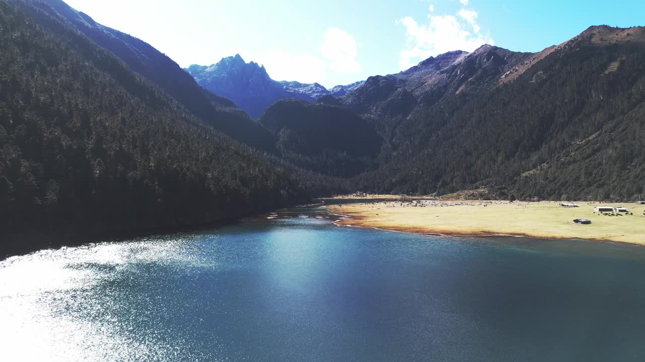 高地湖和山脉的鸟瞰图视频素材