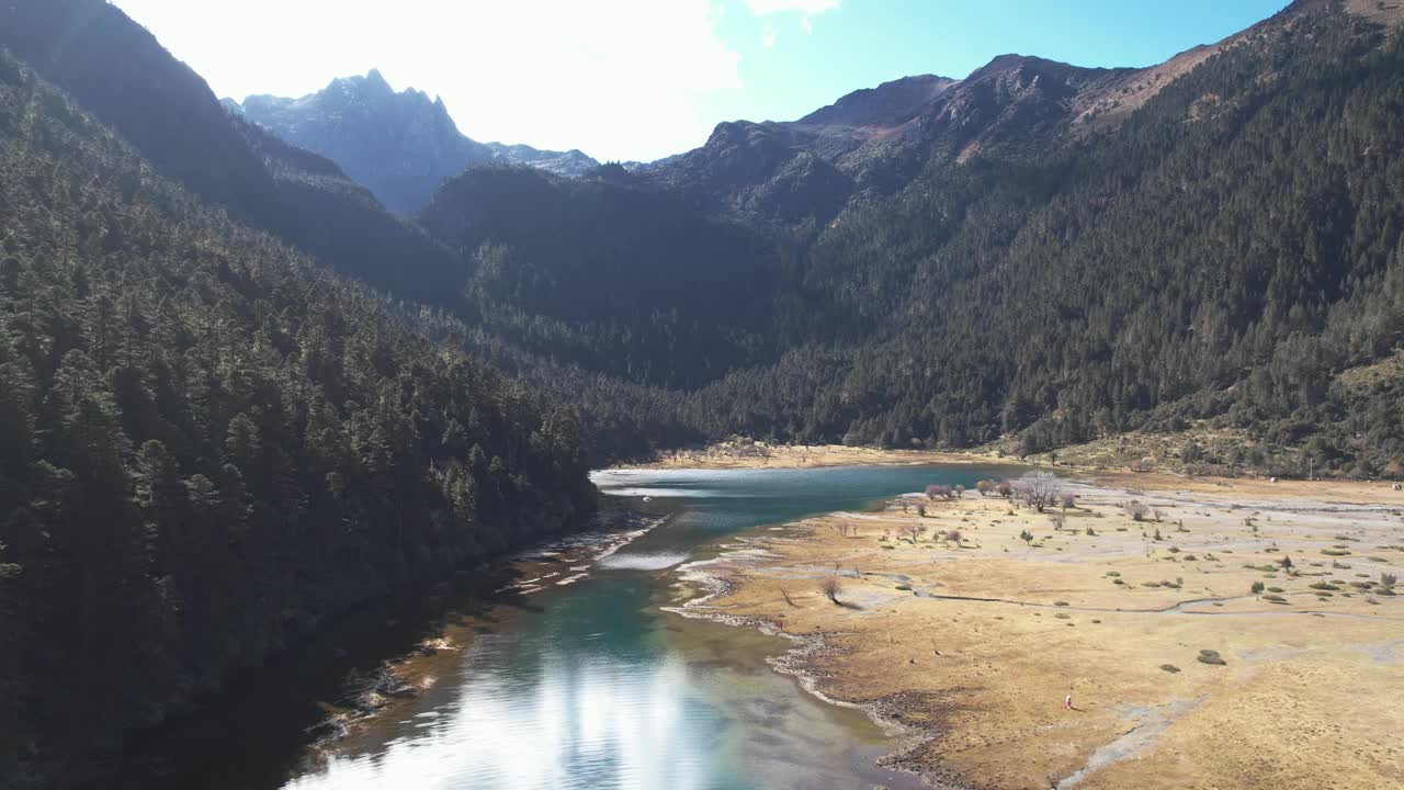 高地湖和山脉的鸟瞰图视频素材