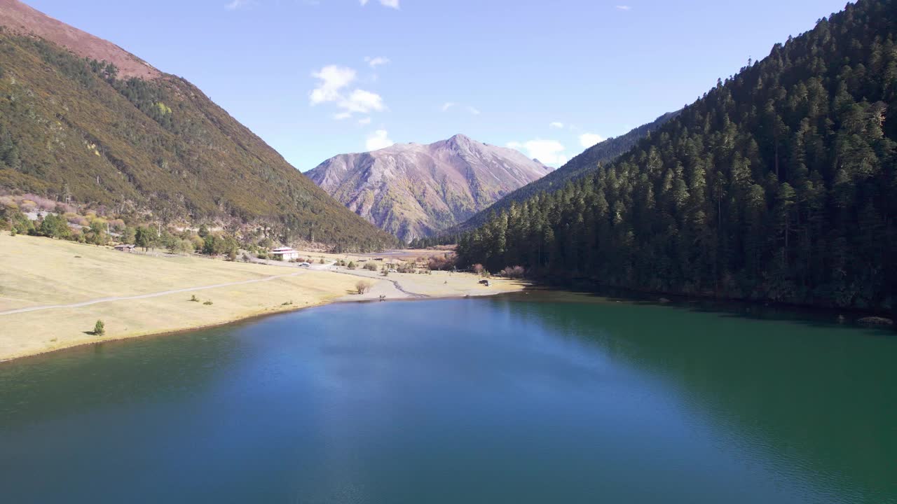 高地湖和山脉的鸟瞰图视频素材