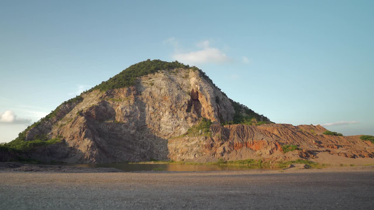 一名亚洲男子在Ratchaburi省的大峡谷新旅游目的地拍照视频素材