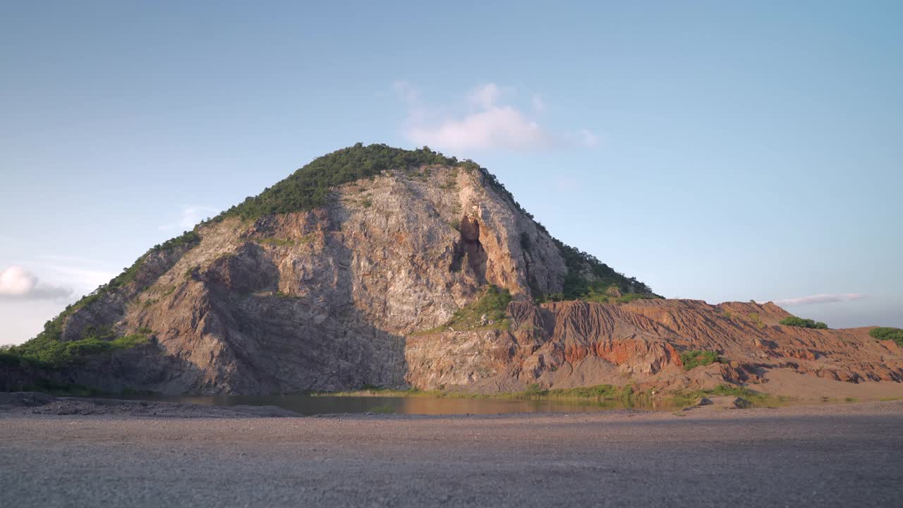 一名亚洲男子在Ratchaburi省的大峡谷新旅游目的地拍照视频素材