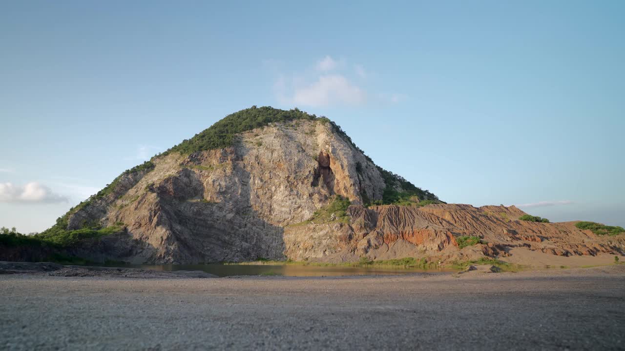 一名亚洲男子在Ratchaburi省的大峡谷新旅游目的地拍照视频素材