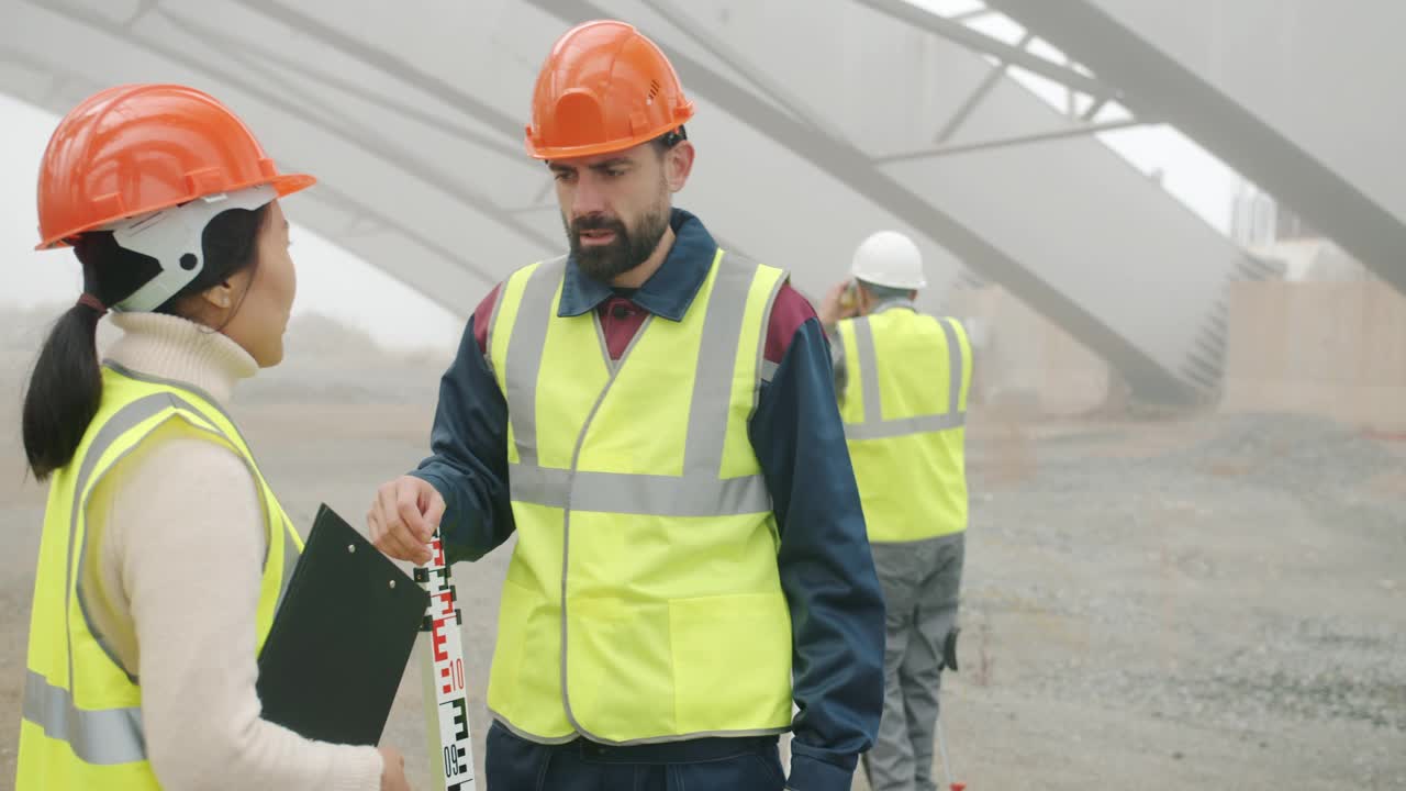 建筑商在施工现场交谈，建筑师来讨论项目手势视频素材