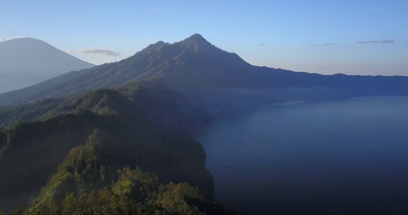 日出，山和海的景色/巴厘岛，印度尼西亚视频素材