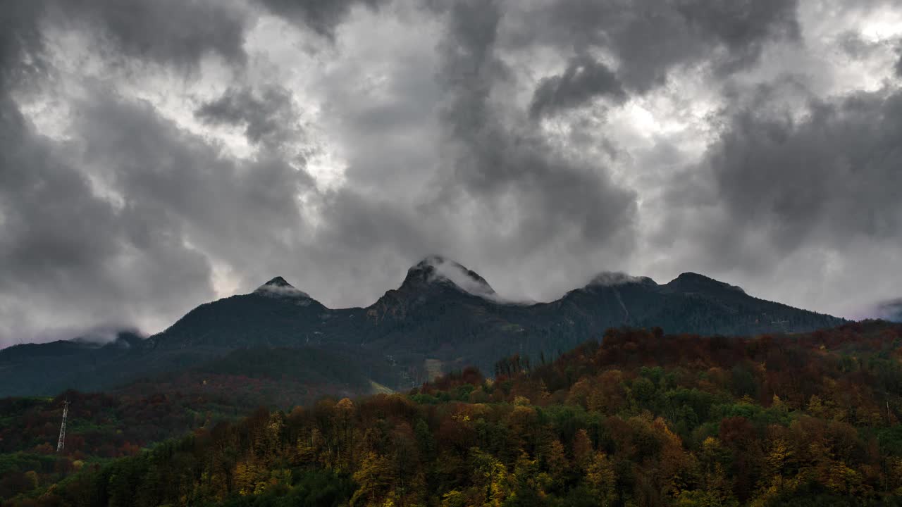 暴风雨天气下的山脉转瞬即逝视频素材