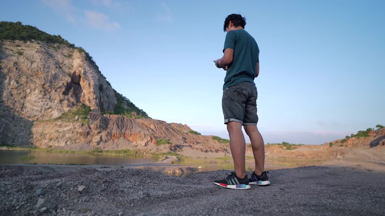 一名亚洲男子在Ratchaburi省的大峡谷新旅游目的地拍照视频素材