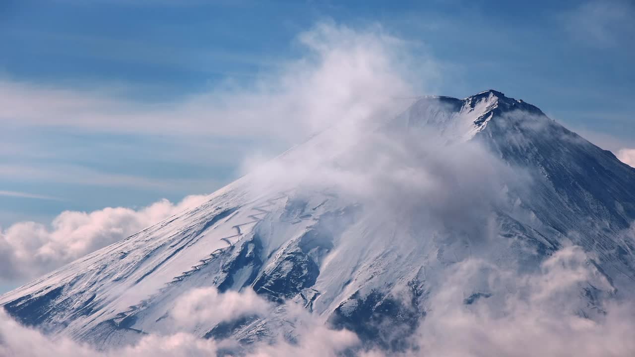 富士山和随风飘动的白云视频素材