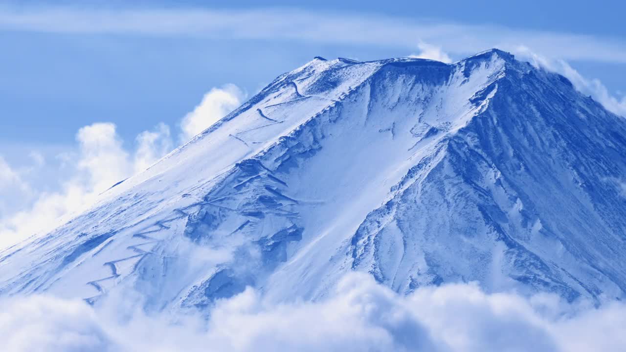 富士山和随风飘动的白云视频素材