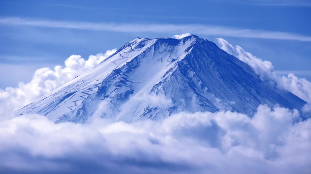 富士山和随风飘动的白云视频素材