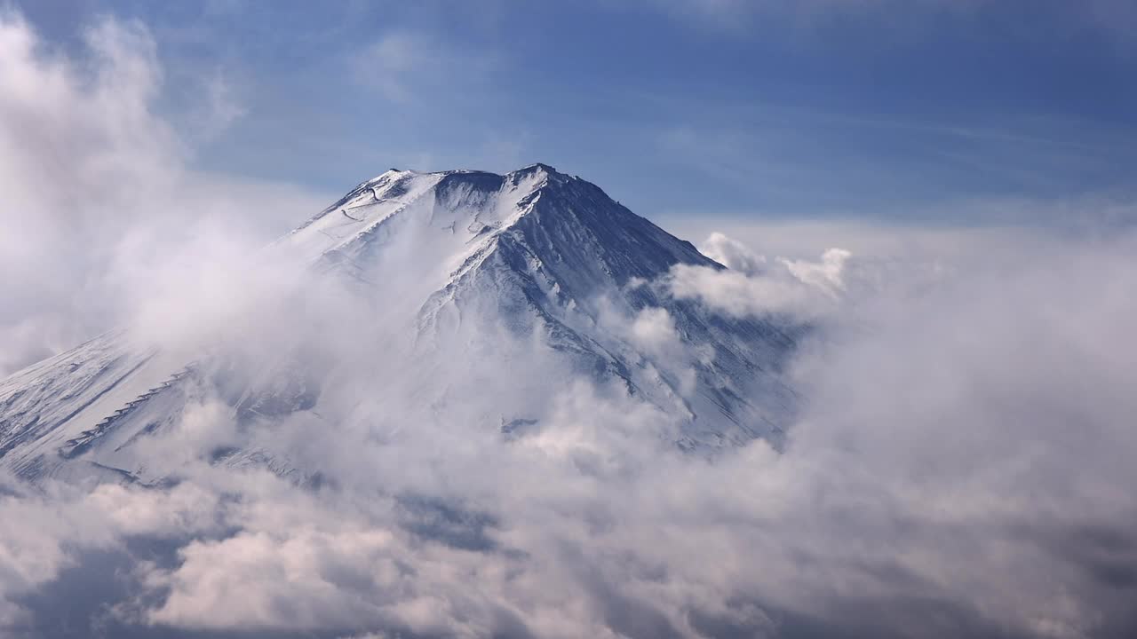 富士山和随风飘动的白云视频素材