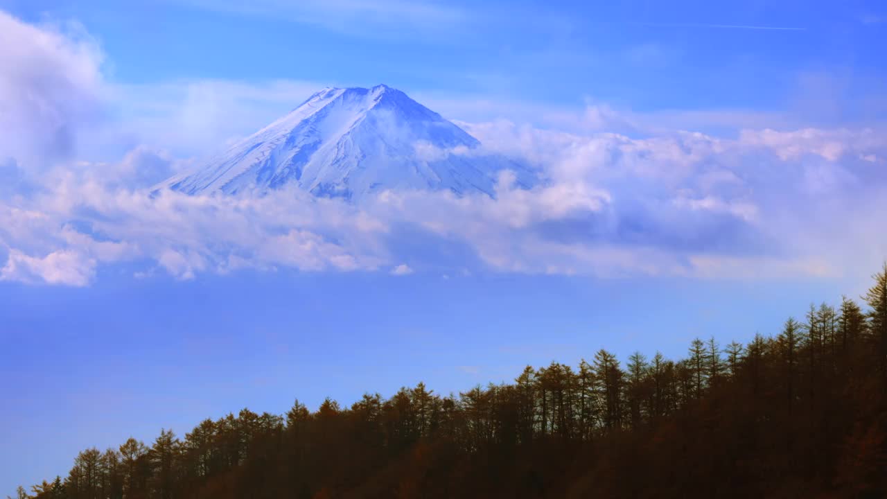 秋天的树木，富士山和随风飘动的白云视频素材