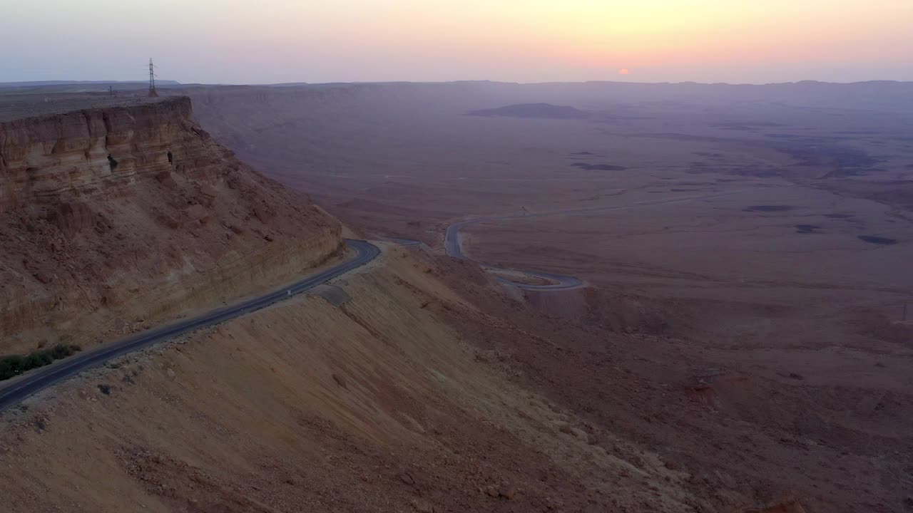 空中前进的美丽镜头在日落山路-米兹佩拉蒙，以色列视频素材