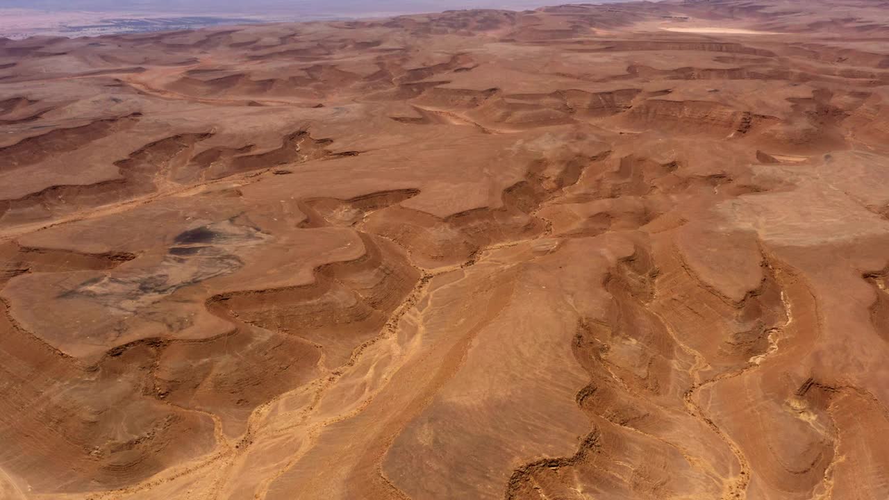 空中倾斜下的沙漠棕色风景风景拍摄-沙哈拉特，以色列视频素材