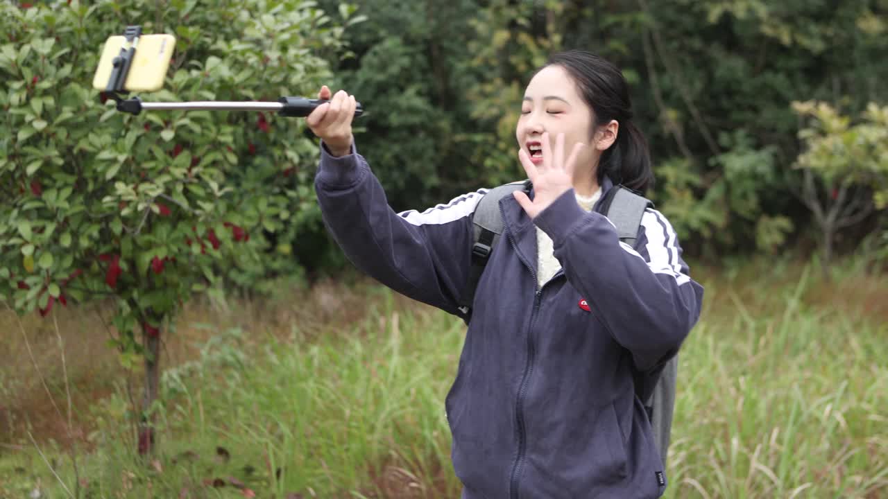 一位亚洲美女在户外旅行中自拍。视频素材