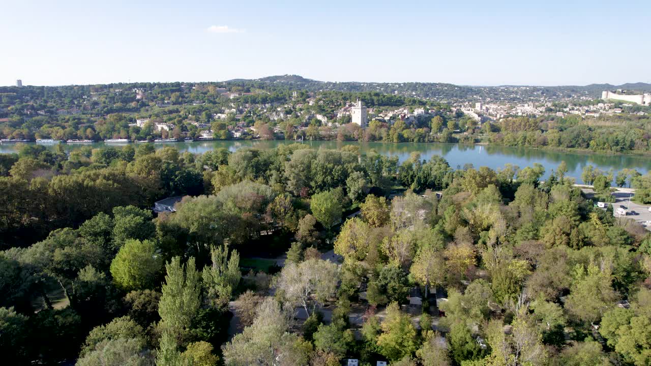 阿维尼翁鸟瞰图，ile de la Barthelasse和Villeneuve-lès-Avignon的风景视频素材