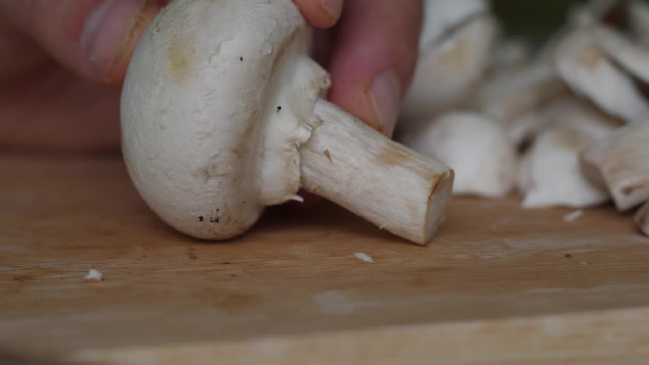 特写男子切割冠军木制切板。饮食健康饮食。特写男手在木板上用刀切香菇。素食健康食品。饮食健康的生活方式。视频素材