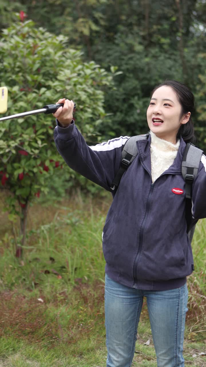 一位亚洲美女在户外旅行中自拍。视频素材