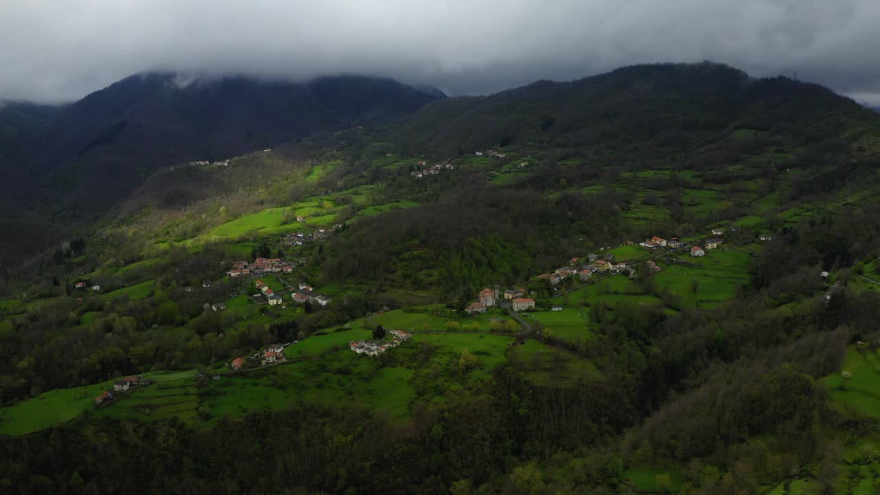 空中风景拍摄的房子在山上的景观对多云的天空-亚平宁山脉，意大利视频素材