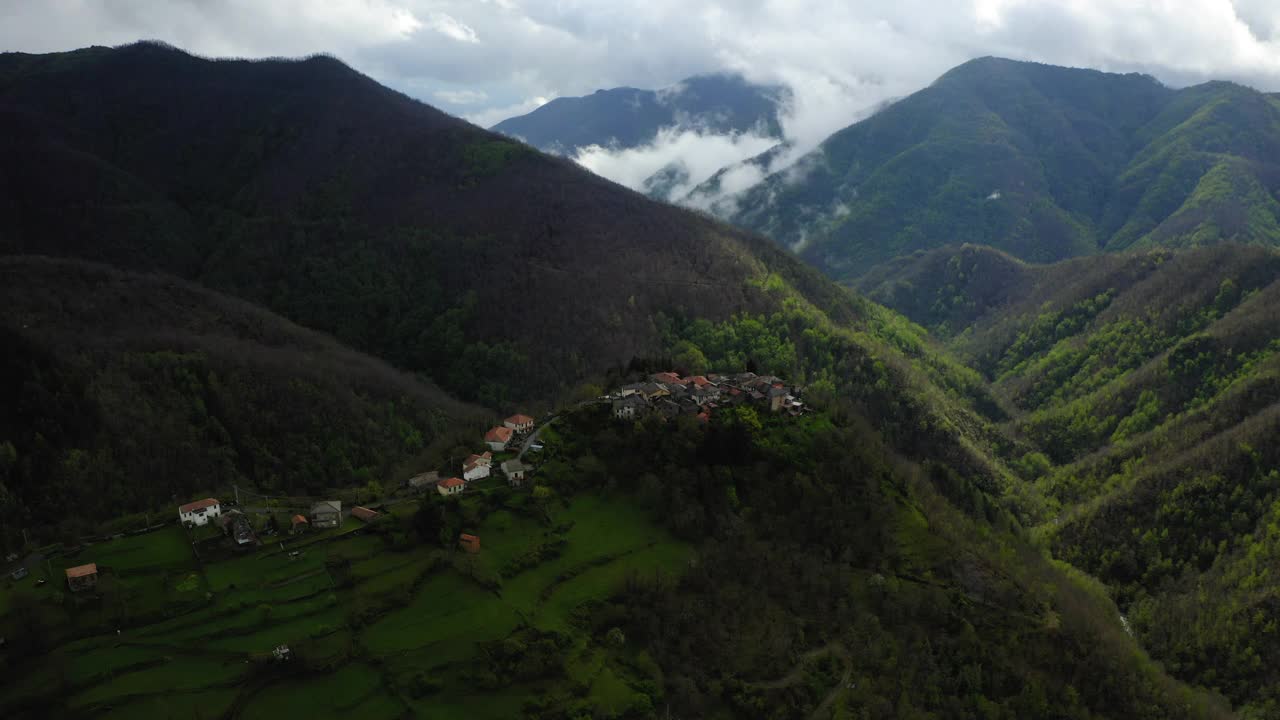 空中鸟瞰山顶住宅的田园风光-意大利亚平宁山脉视频素材