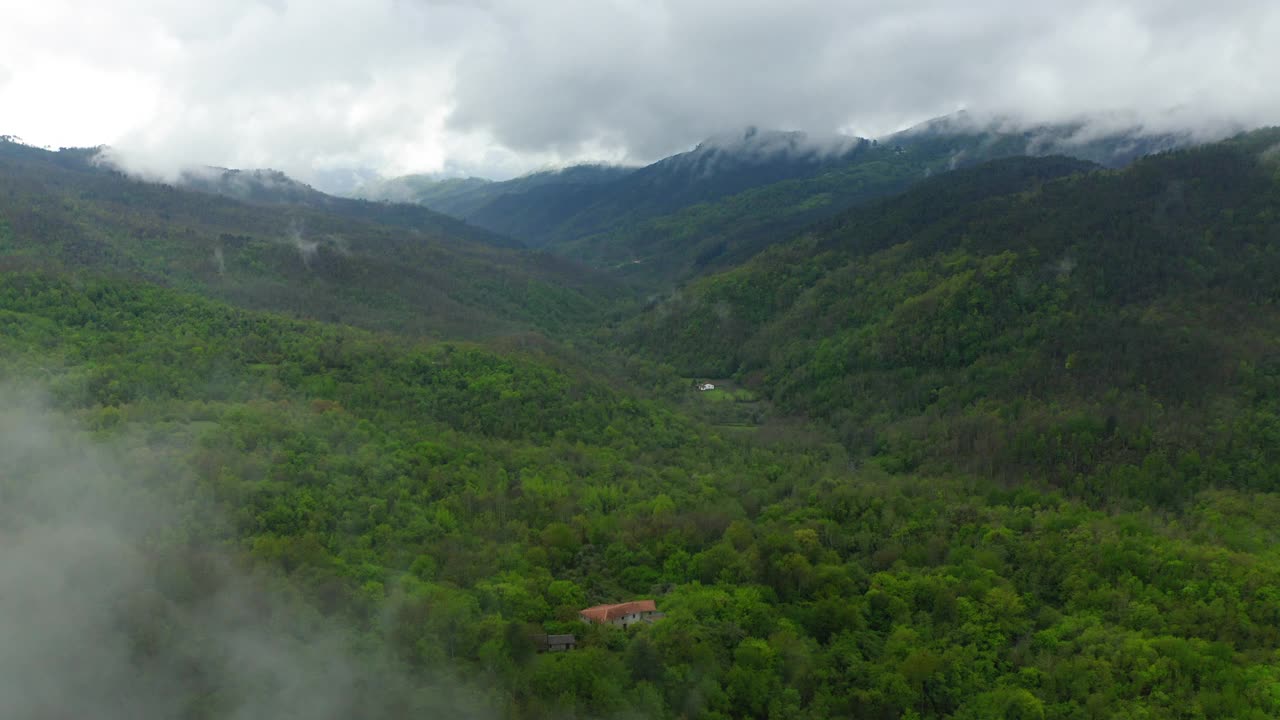 空中风景拍摄的结构在山上，无人机向后飞行的绿色景观-亚平宁山脉，意大利视频素材