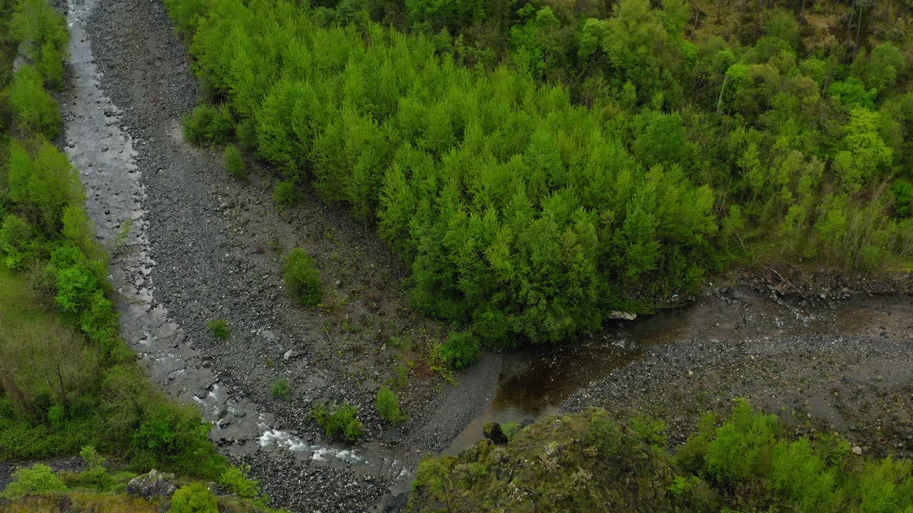 空中:河流在景观上流动的风景，无人机飞过绿色植物-亚平宁山脉，意大利视频素材