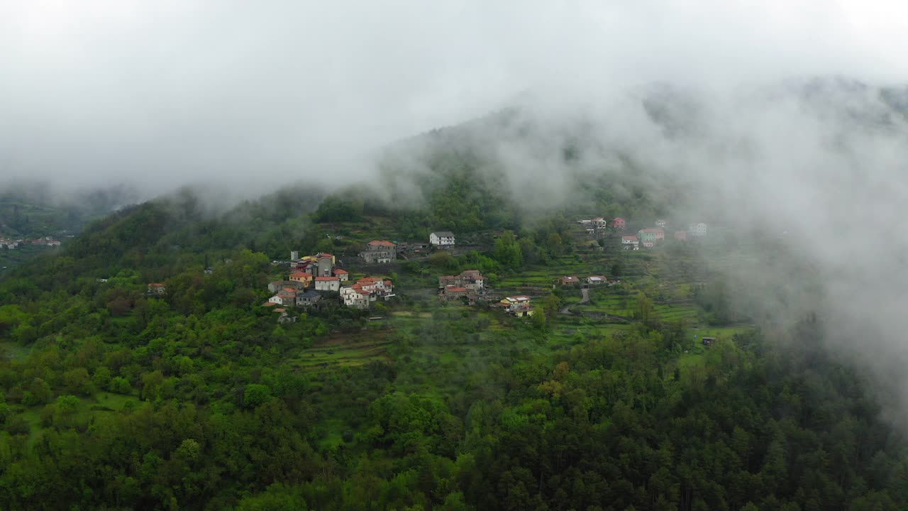 空中风景的云在房子在山上，无人机飞行在绿色景观-亚平宁山脉，意大利视频素材