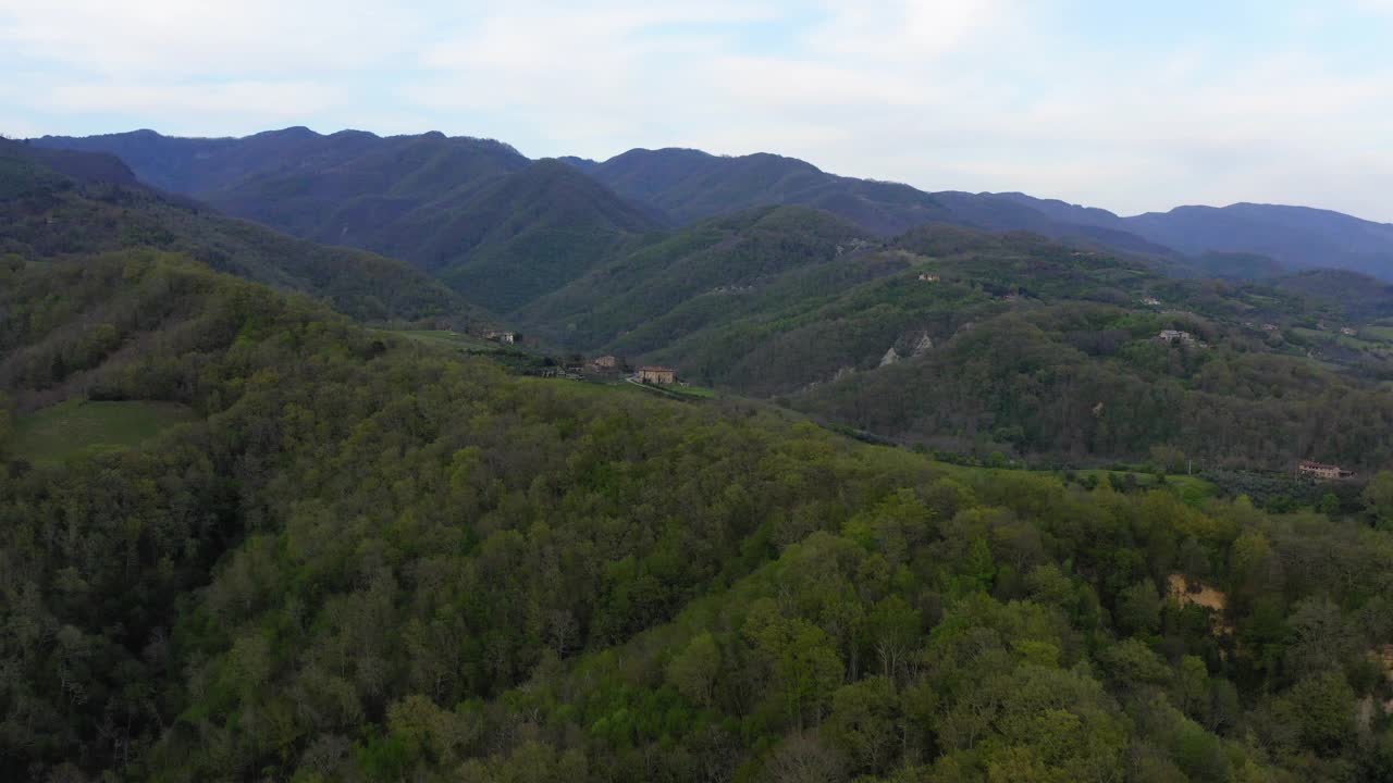 空中美丽的照片的房子在山顶，无人机飞行在绿色景观-亚平宁山脉，意大利视频素材