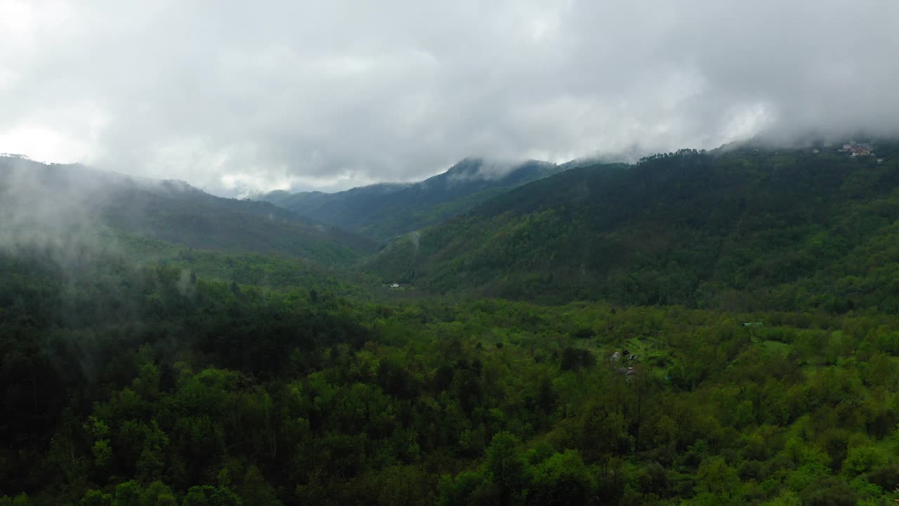 空中田园诗的观点，云在山上，无人机飞行在绿色景观-亚平宁山脉，意大利视频素材