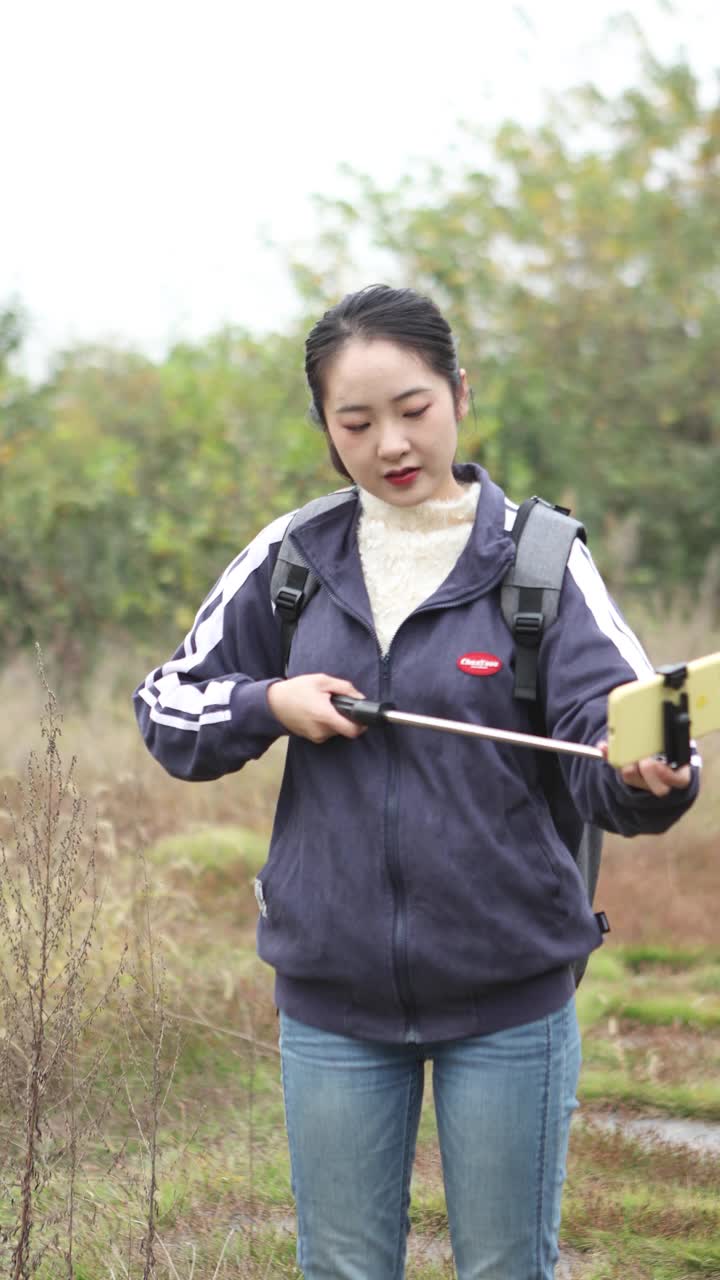 一位亚洲美女在户外旅行中自拍。视频素材