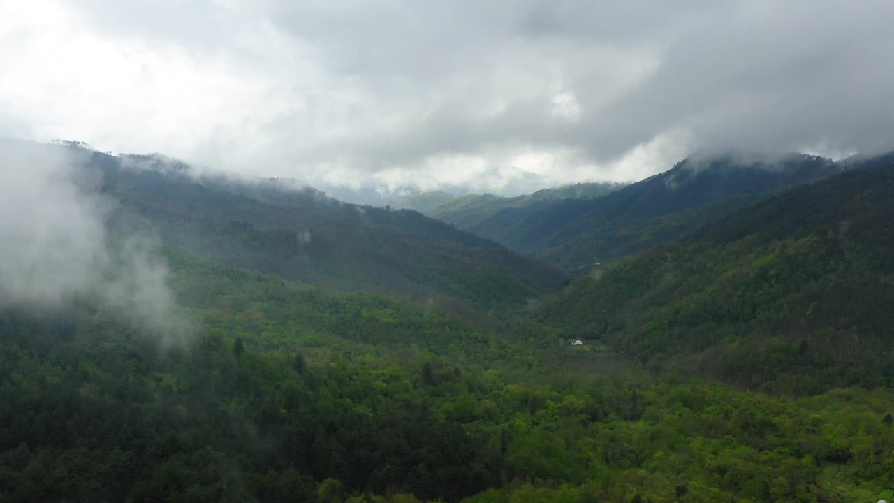 空中向前的美丽的风景，绿色的树在山上反对多云的天空-亚平宁山脉，意大利视频素材