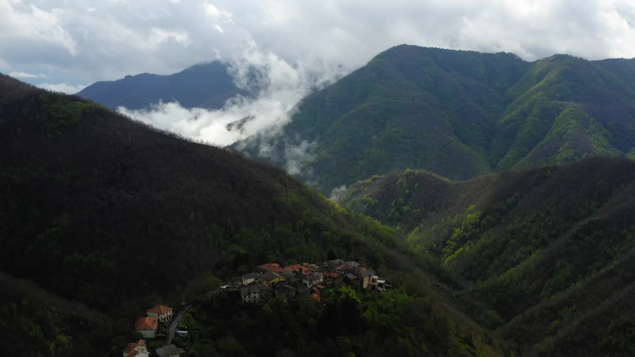 空中美丽的绿色山顶住宅的照片-亚平宁山脉，意大利视频素材