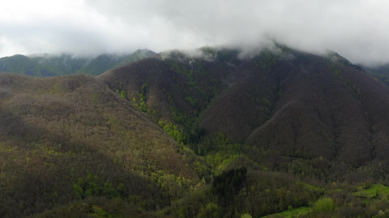 空中向前拍摄亚平宁山脉在多云天空下的美丽照片视频素材